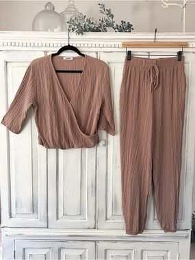 🟠NWT GEEGEE 2PC Textured Jogger Pants/Wrap Style 3/4 Sleeve Top in Mocha